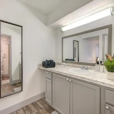 Lux Suite /King Bed /Free Parking/Pool/First Floor Houston Extérieur photo