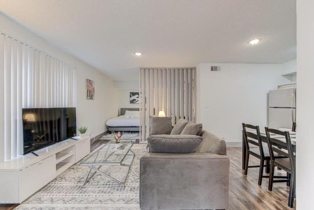 Lux /king Bed /free Parking/pool/first Floor Apartment