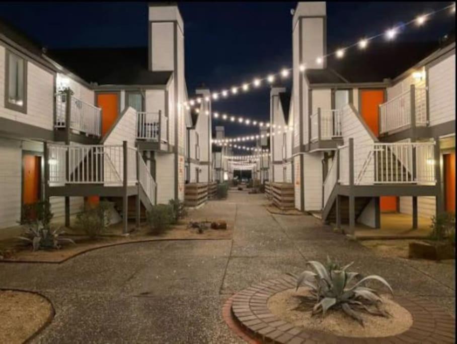 Lux /king Bed /free Parking/pool/first Floor Apartment
