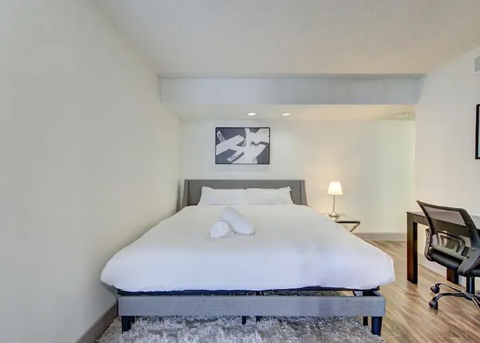 Lux Suite /King Bed /Free Parking/Pool/First Floor