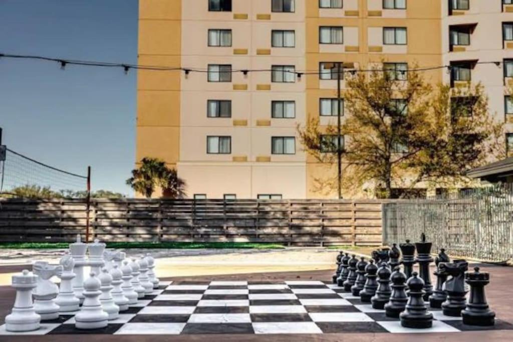 Apartment Lux /king Bed /free Parking/pool/first Floor *