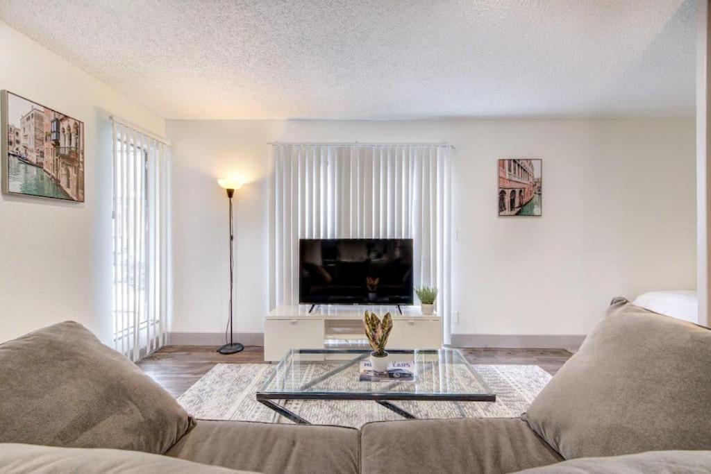 Lux /king Bed /free Parking/pool/first Floor Appartement *