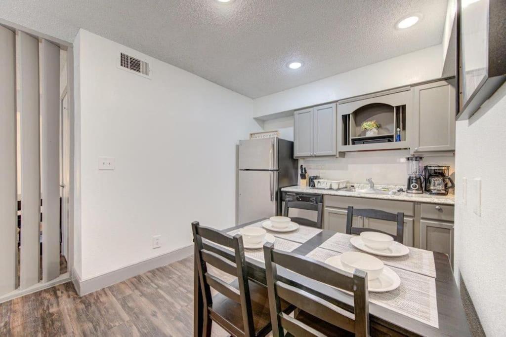 Lux /king Bed /free Parking/pool/first Floor Appartement Houston