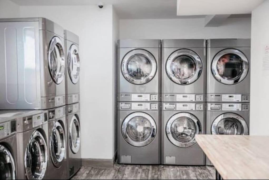 Lux /king Bed /free Parking/pool/first Floor *