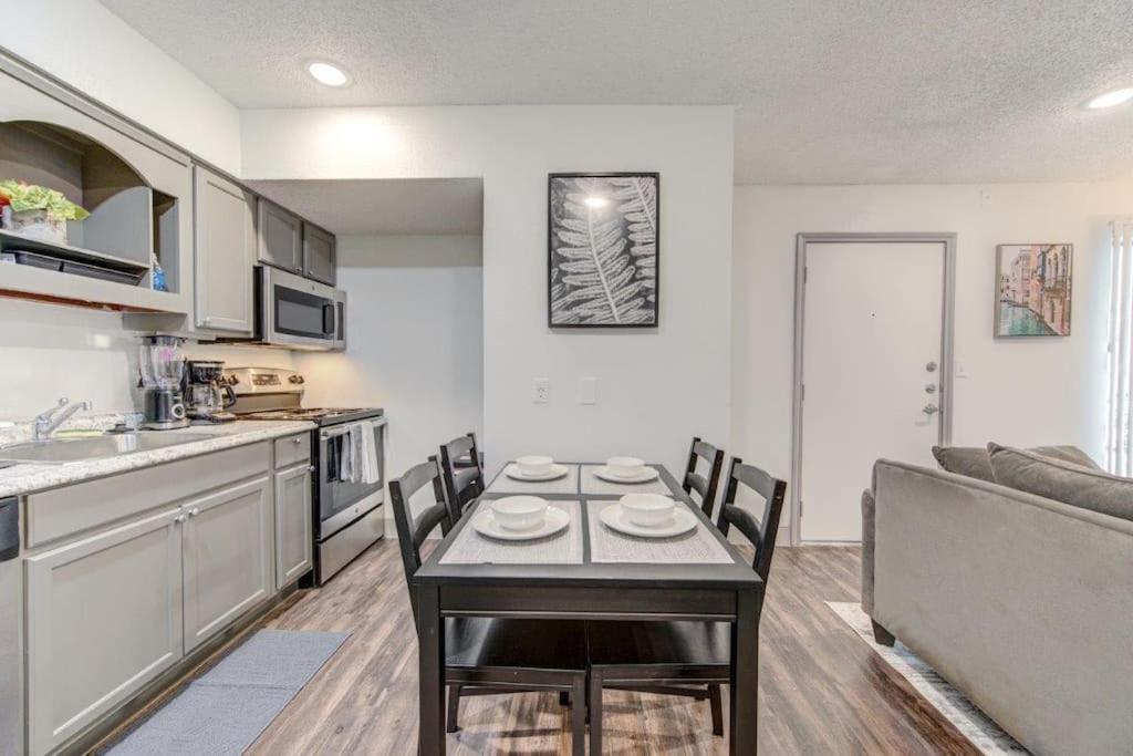 Lux /king Bed /free Parking/pool/first Floor Houston