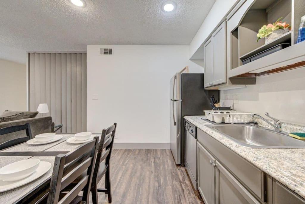 Lux /king Bed /free Parking/pool/first Floor Appartement Houston