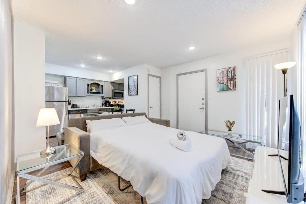 Lux /king Bed /free Parking/pool/first Floor Appartement *